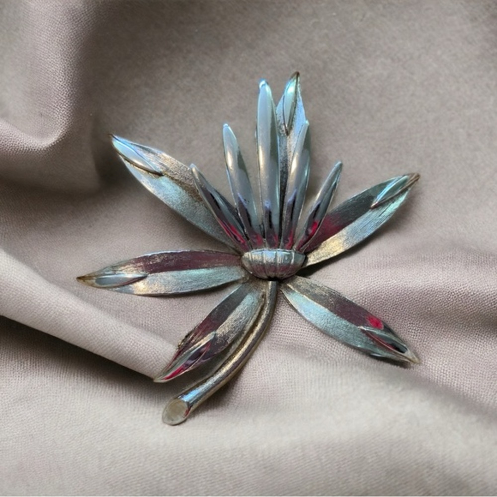 Vintage PIM pin. Elegant brooch.